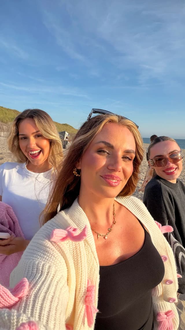 Drei Frauen bei einem gemeinsamen Tag am Strand