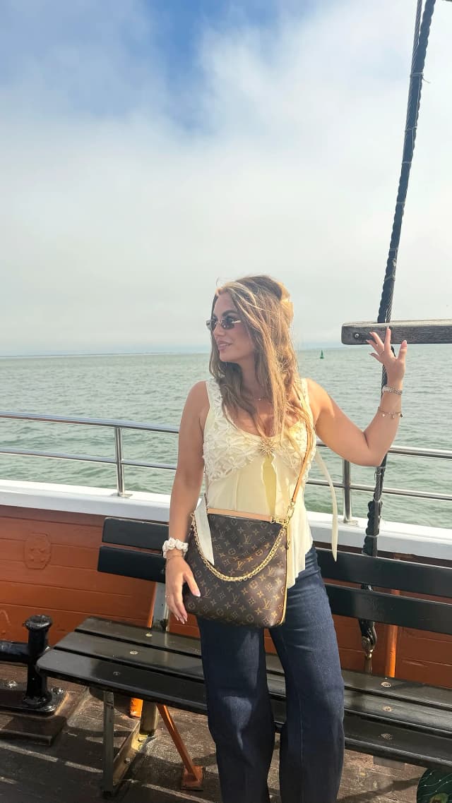 Frau an Deck eines Schiffes