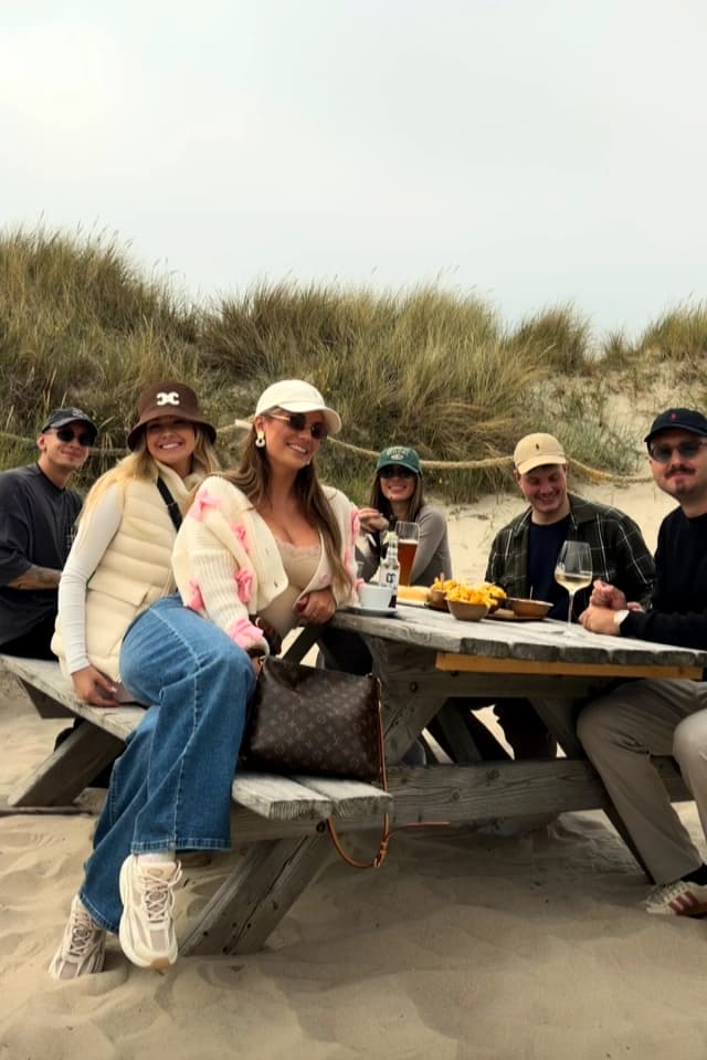 Gruppe bei einem gemeinsamen Tag am Strand