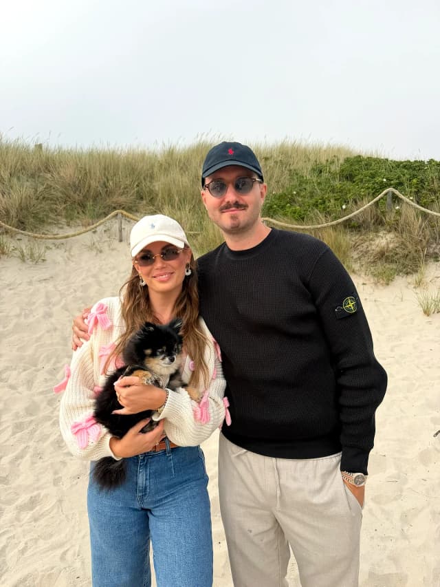 Frau und Mann mit Hund am Strand