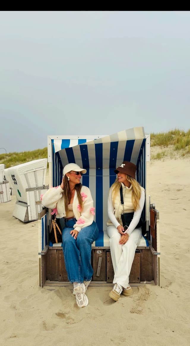 Zwei Frauen im Strandkorb